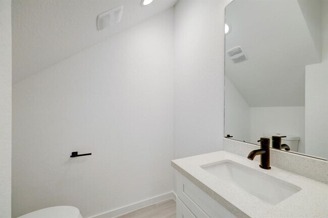 Building Photo - 505 Neyland St