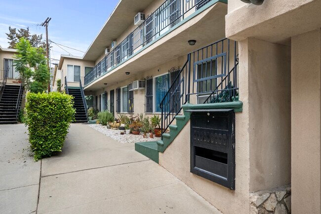 Foto del edificio - 147 N Lapeer Dr