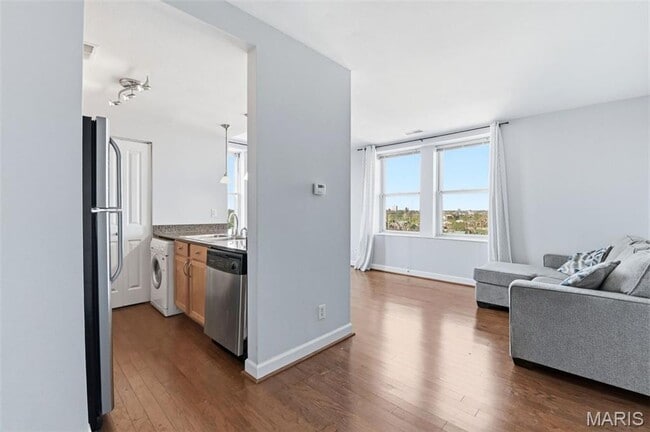 Building Photo - Partially Furnished West End Condo for Rent!