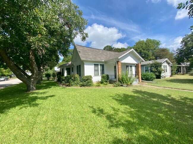 Foto del edificio - Prelease for August!  Close to Campus!  2800 Dancy.