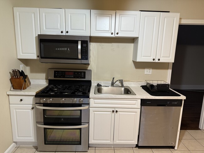 Building Photo - 56 Parker St