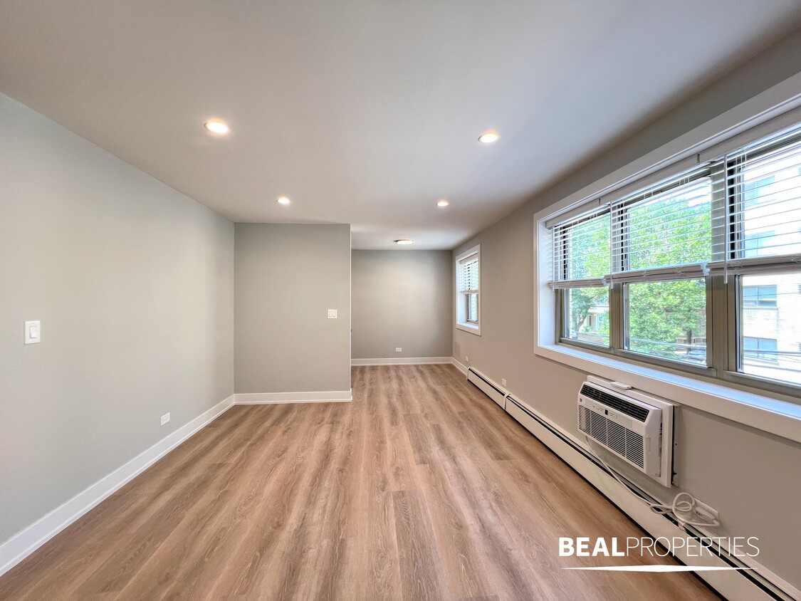 Photo - 452 W Oakdale Ave (Chicago, IL)