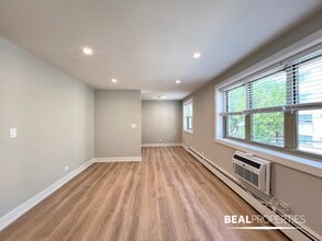 Building Photo - 452 W Oakdale Ave