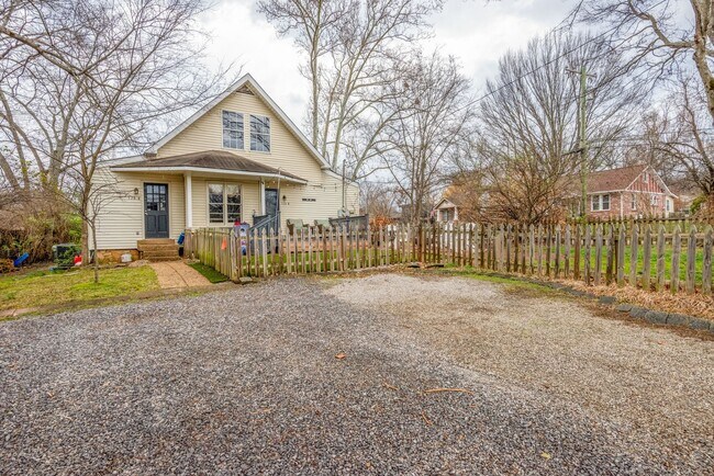 Building Photo - 2 Bed/1 Bath Duplex in the Heart of Sylvan...