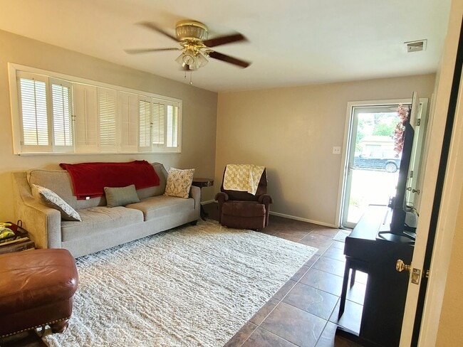 Building Photo - ** 3 Bedroom Rental Steps From Pollard Par...