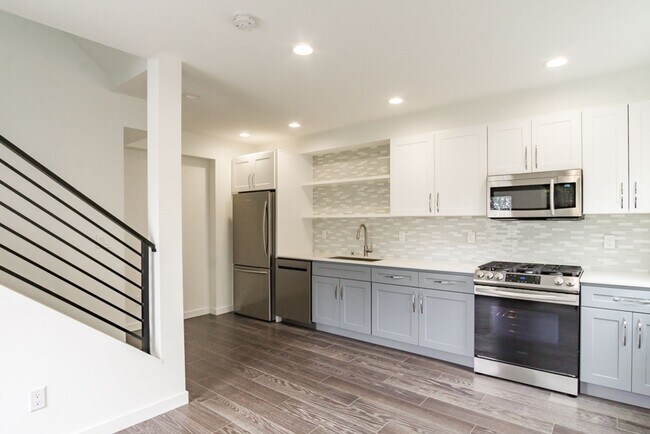 Building Photo - 2Bd/1.75Ba Seattle Townhome