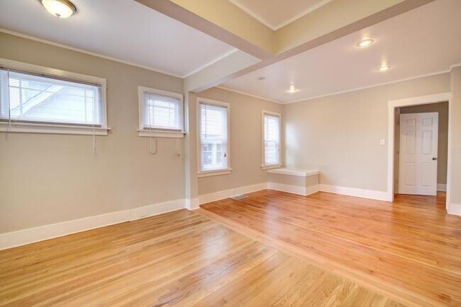 Building Photo - 8 bedroom in Seattle WA 98105