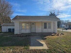 Building Photo - 1202 E Oak St