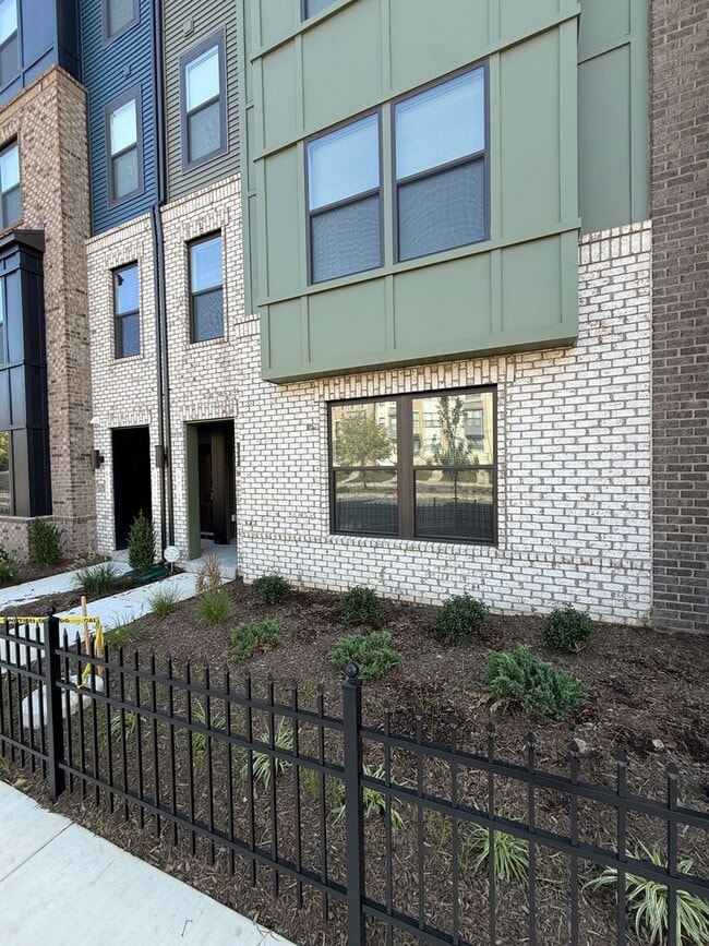 Building Photo - 6711 Belcrest Rd