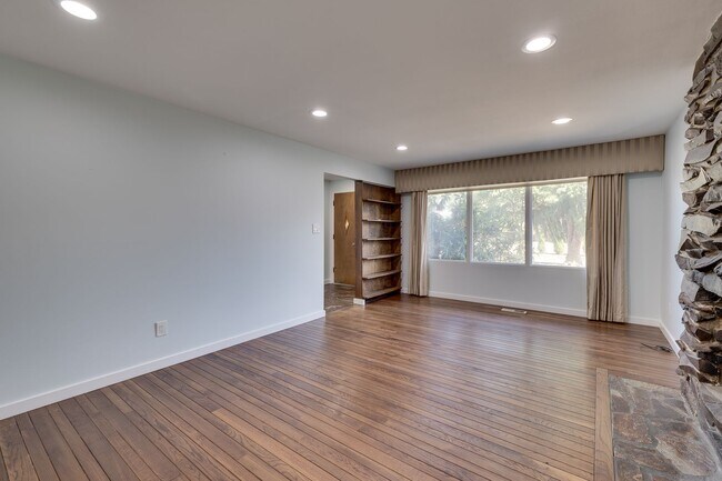 Foto del edificio - Updated Two-Story Home in Sought-After Loc...