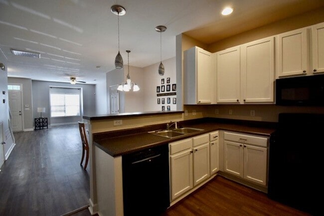 Building Photo - Beautiful 2 bedroom 2.5 bath townhome avai...