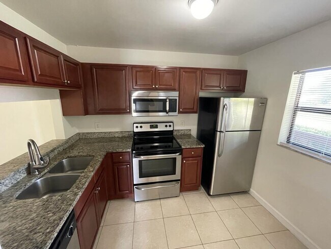 Foto del edificio - 6844 Palmetto Cir S