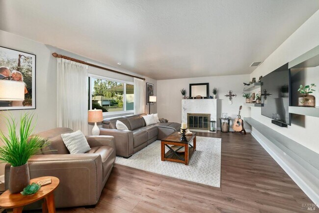 Building Photo - Charming 4 Bed, 3 Bath Custom Home with Po...