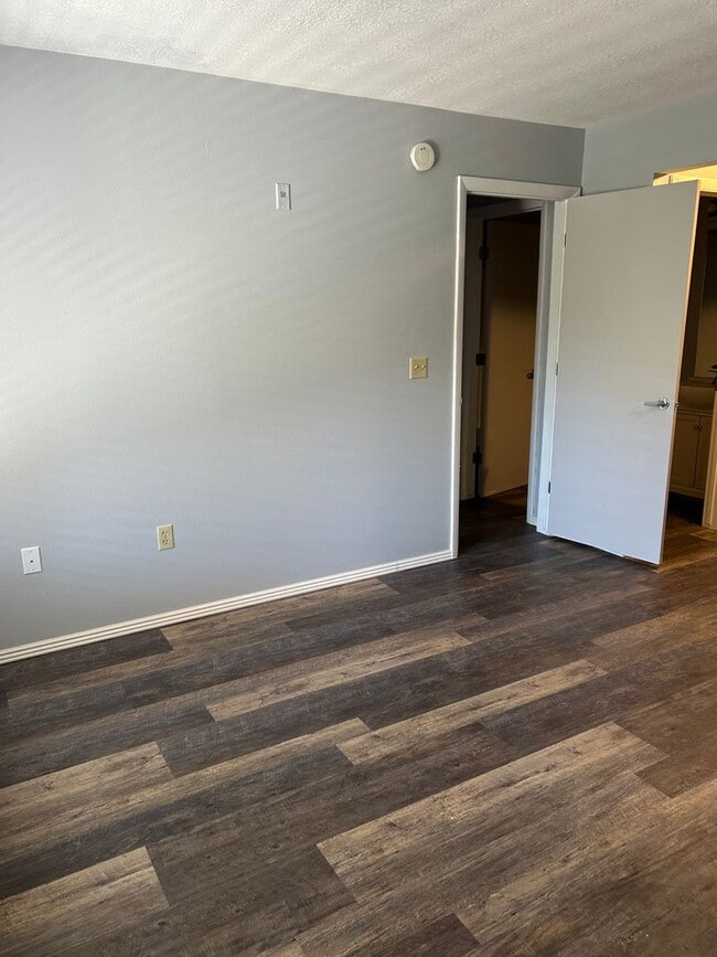 Building Photo - Smokey Lanes Condo, upper level, 1 bedroom...