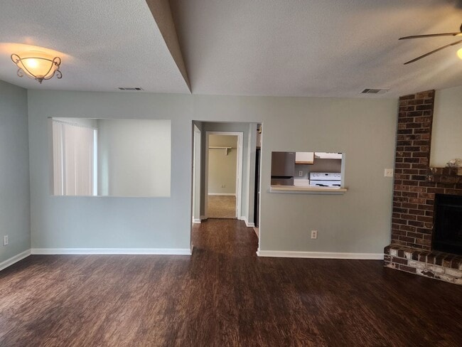 Building Photo - 2bd/2ba Townhome in Georgetown with walk i...