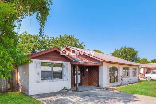 Building Photo - 2207 Diana Dr