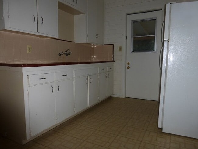 Building Photo - 1200 S Farmer Ave