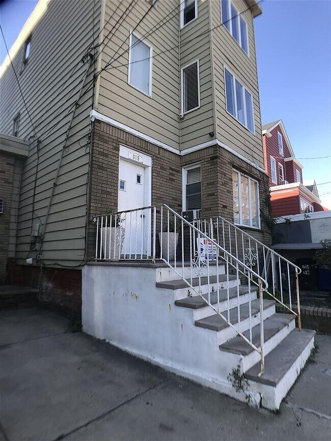Building Photo - 615 12th St