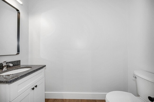 Foto del edificio - 241 W 6th St