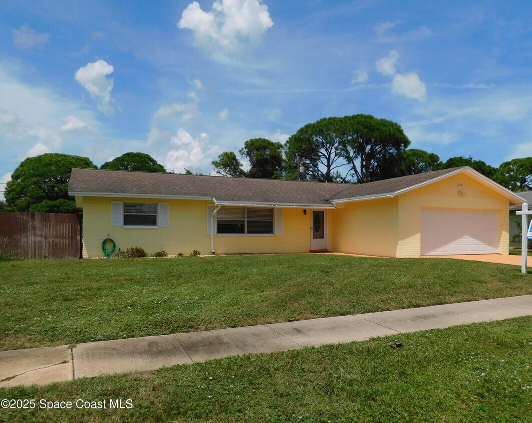 Primary Photo - 220 Maureen Ave