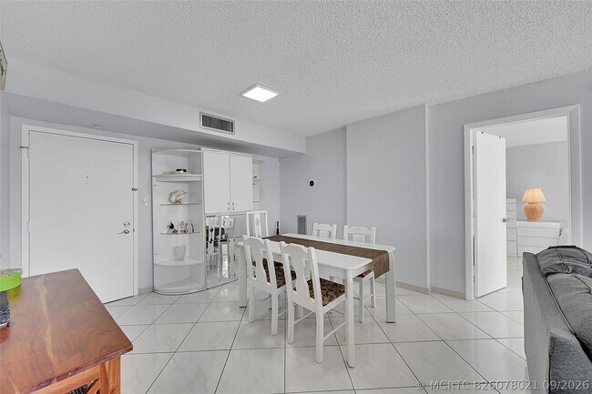 Building Photo - 525 N Ocean Blvd