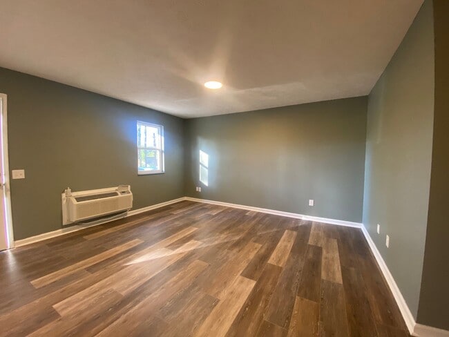 Building Photo - 2 Bedroom 1 Bath Apartment located in Gree...