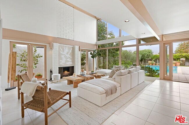 Foto del edificio - 23515 Malibu Colony Rd