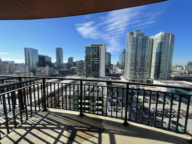 Large balcony with BBQ - 330 N Jefferson St