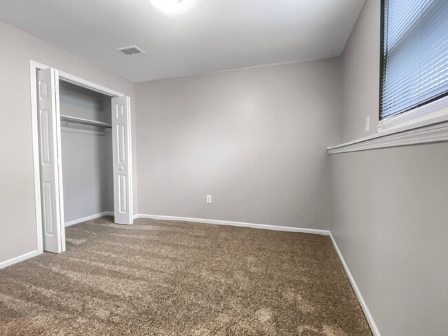 Building Photo - 4179 Oak Park Dr SE