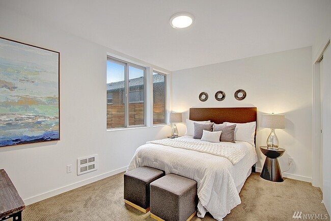 Foto del edificio - 4128 36th Ave SW