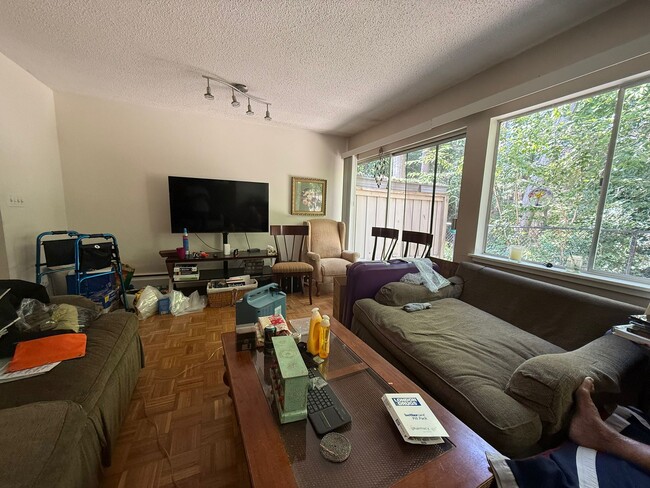 Building Photo - 849 Westview Crescent