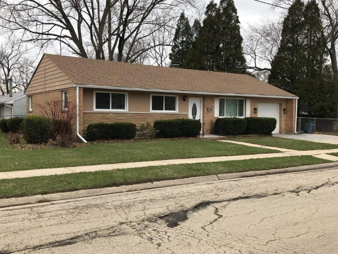 Primary Photo - 3819 Buckingham Dr