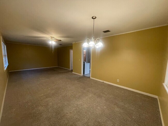 Building Photo - Spacious Brick Home Located In Broadmoor