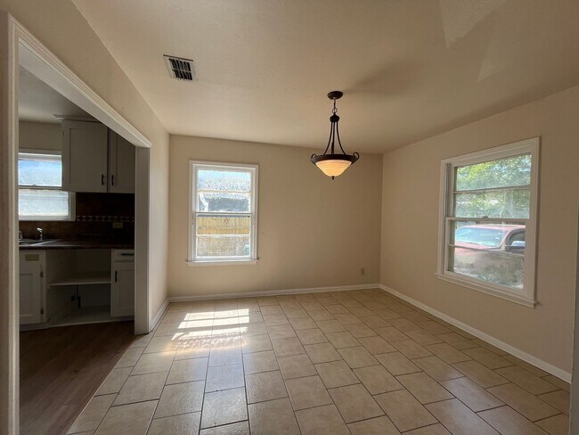Foto del edificio - LINDALE PARK WITH EXTRA SQUARE FOOTAGE!!