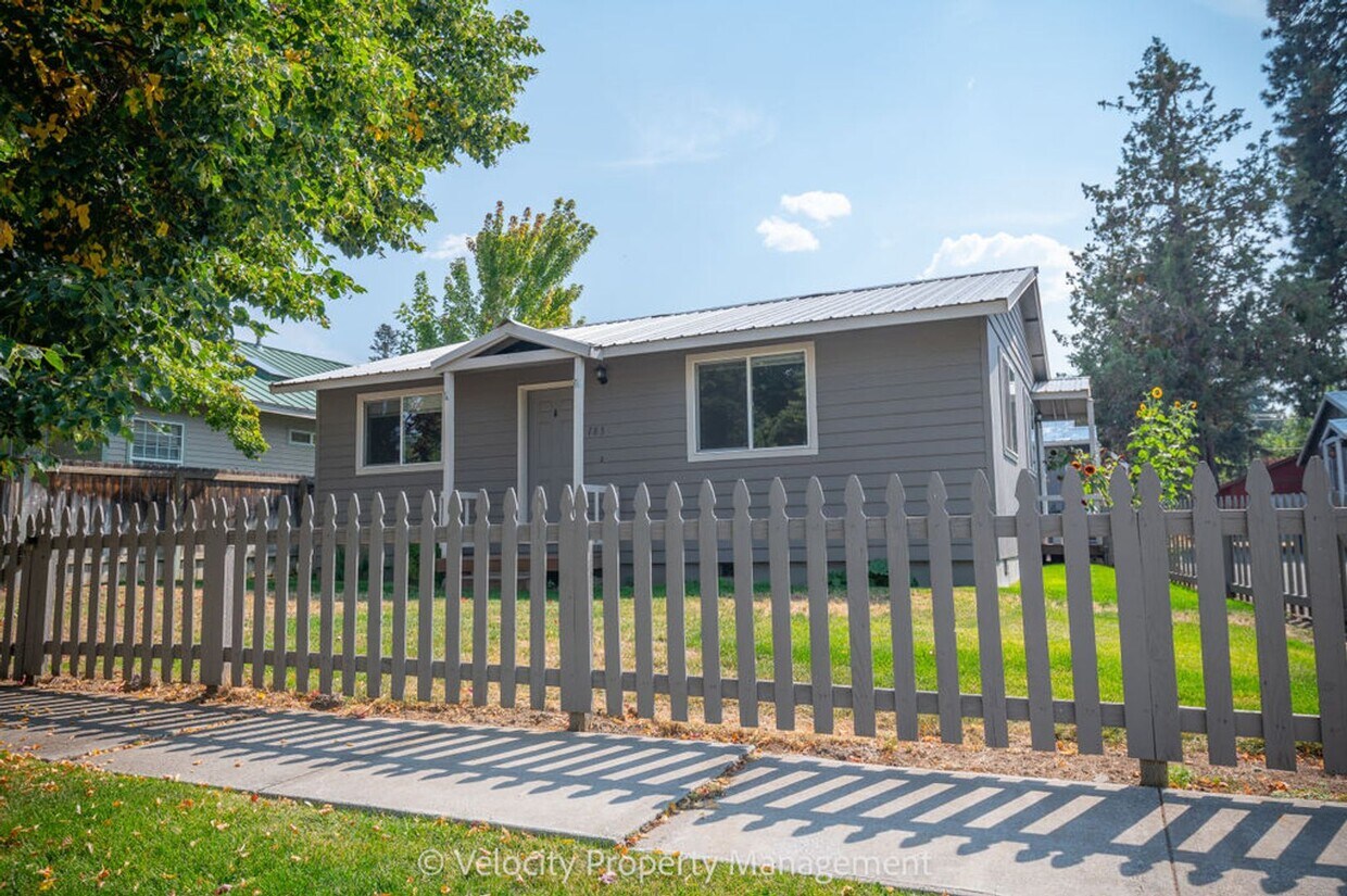 Foto principal - Bright and spacious 2 bedroom home!
