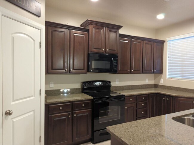 Building Photo - Gorgeous 3 Bedroom Townhome