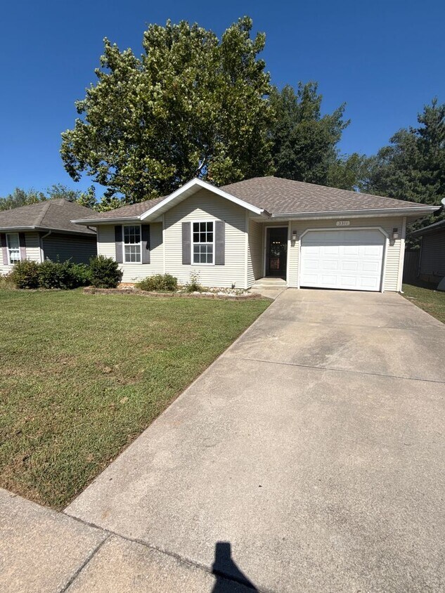 Foto principal - 3 bedroom/2 bath house w/ 1 car garage