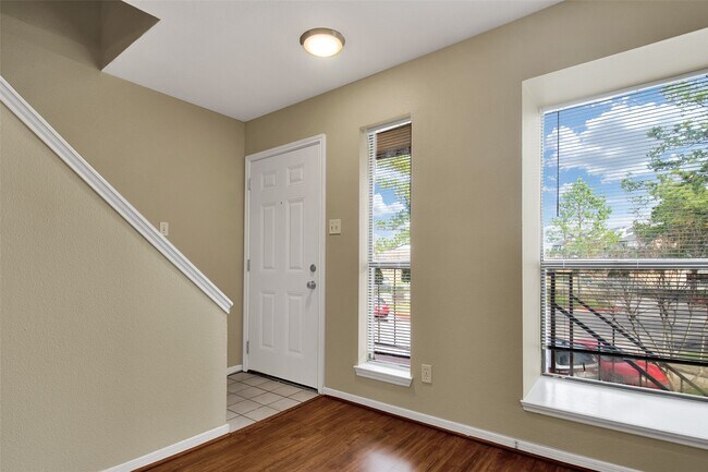 Foto del edificio - 2203 Place Rebecca Ln