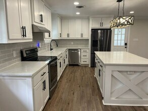 Building Photo - 375 Sherwood Forest Blvd