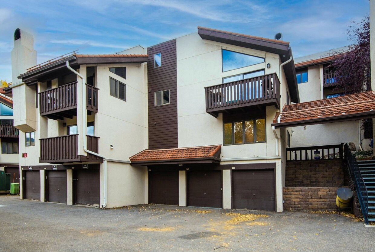 Primary Photo - 225 Eagle Dr