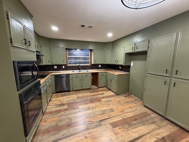 Foto del edificio - 3 Bedroom, 2 Bathroom Home for Rent in Groves, Tx