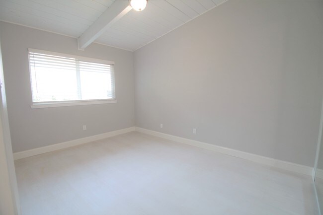 Building Photo - 1546 Valle Vista Ave