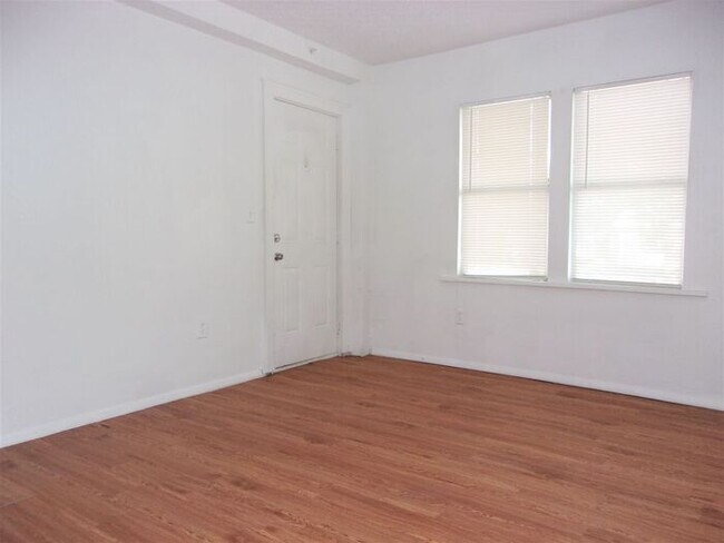 Building Photo - 1 BED 1 BATH COLLEGE HILL ADDITION