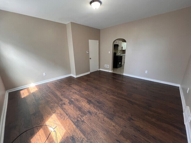Foto del edificio - Pittsburgh - 6 Bedroom 1.5 Bathroom - For rent