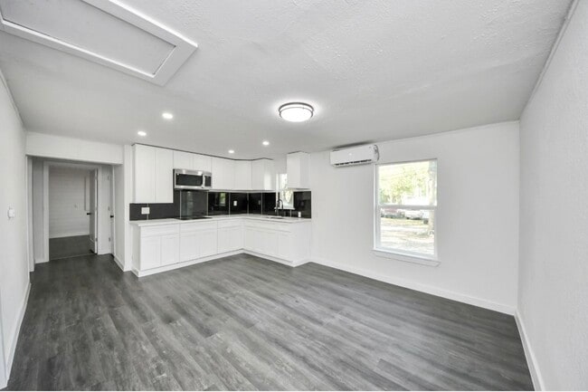 Foto del edificio - 7640 Broadview Dr