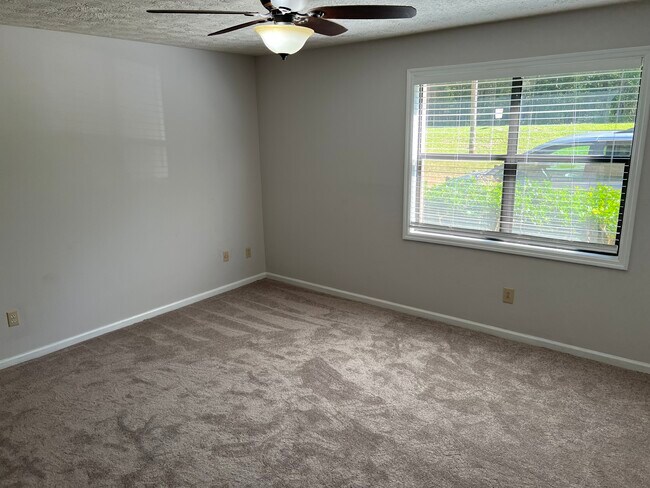 Foto del edificio - 2302 Rocky Brook Rd