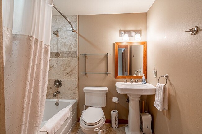 Baño completo - 420 W Manson Rd