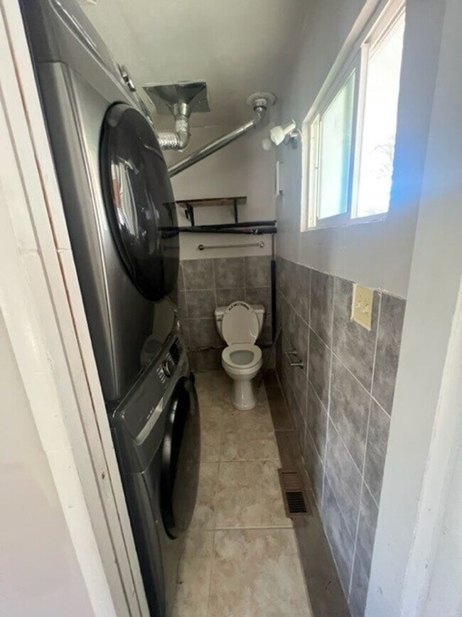 Building Photo - Adorable 3 bed/1.5 bath house with yard