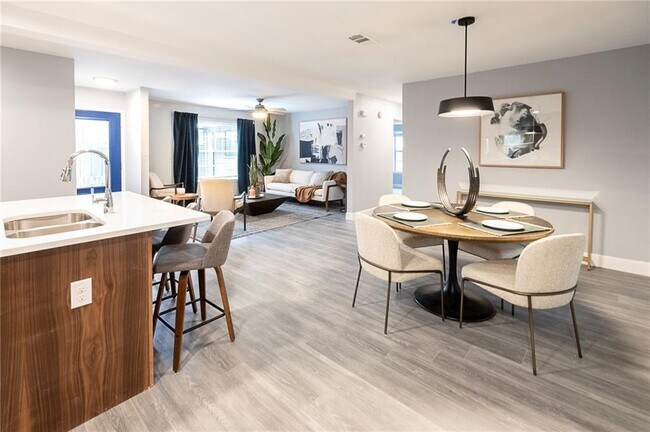 Foto del edificio - 2406 Glen Springs Way