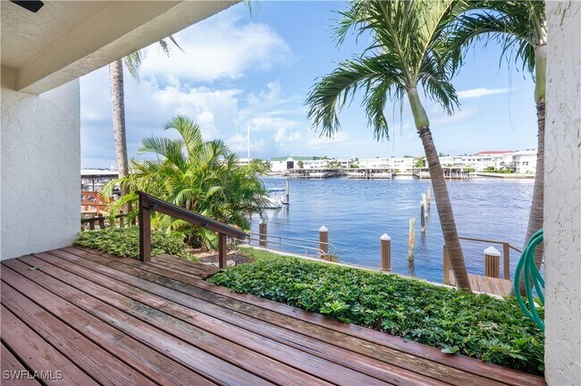 Foto del edificio - 800 River Point Dr